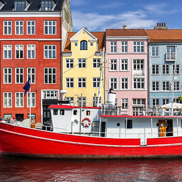 Färgglada byggnader och båtar vid vattnet i Köpenhamn, Danmark