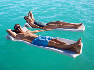 320x240 Couple Water Universal Nav