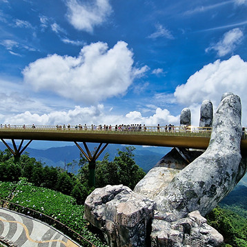 越南峴港巴拿山知名金橋景觀，巨手托起步道，四周環繞翠綠山林與迷人景色。