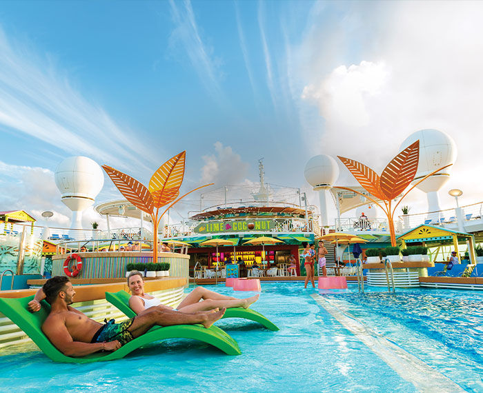 Relájate junto a la piscina y toma una copa en el bar Lime & Coconut.