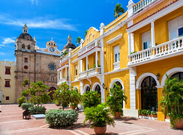 Vista de Cartagena e da região do Canal do Panamá, destinos vibrantes repletos de cultura, história e sabores da América Latina. Descubra os Sabores Latinos.