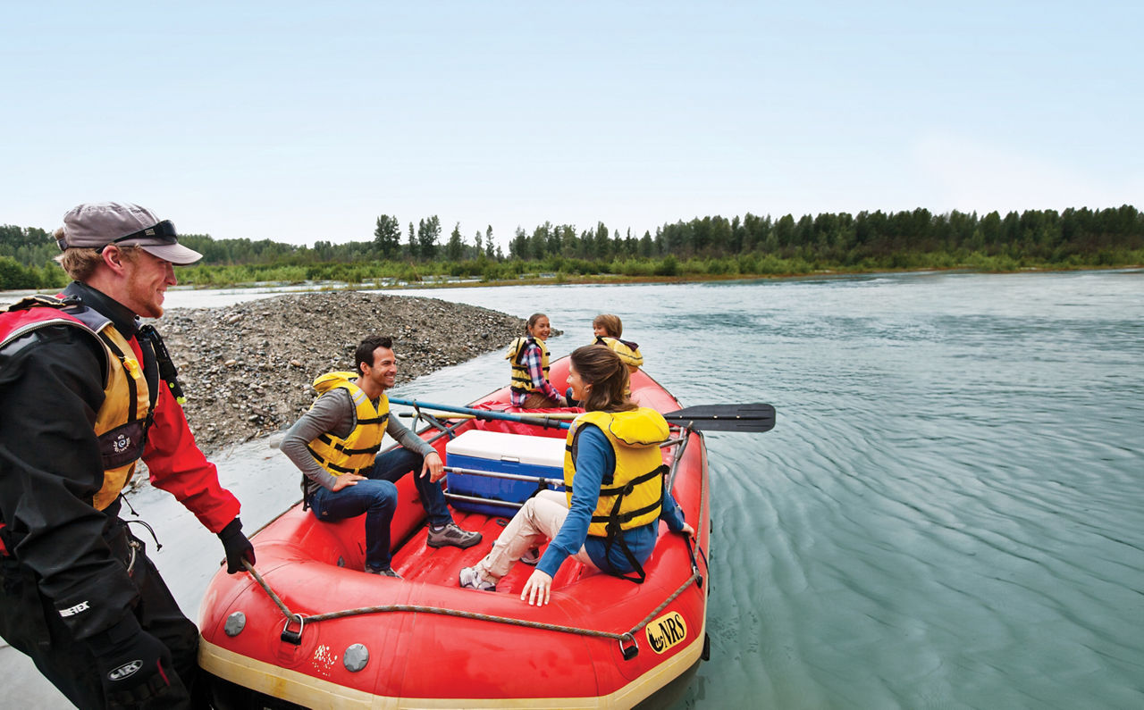 Familia en una balsa en Alaska durante una excursión en tierra