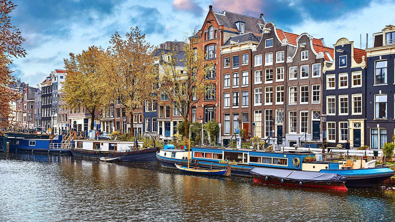 Anciens grands immeubles au bord du canal 