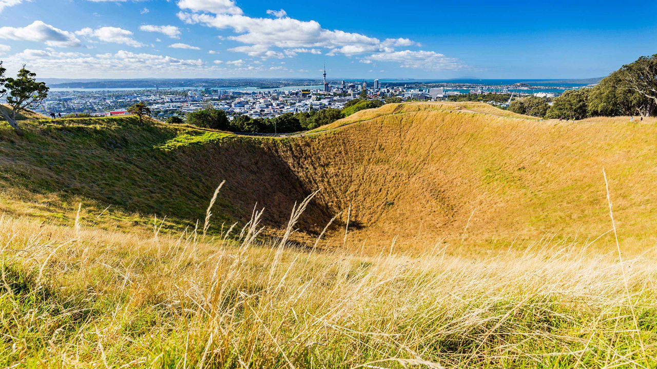 Cône volcanique du Mont Eden à Auckland, en Nouvelle-Zélande