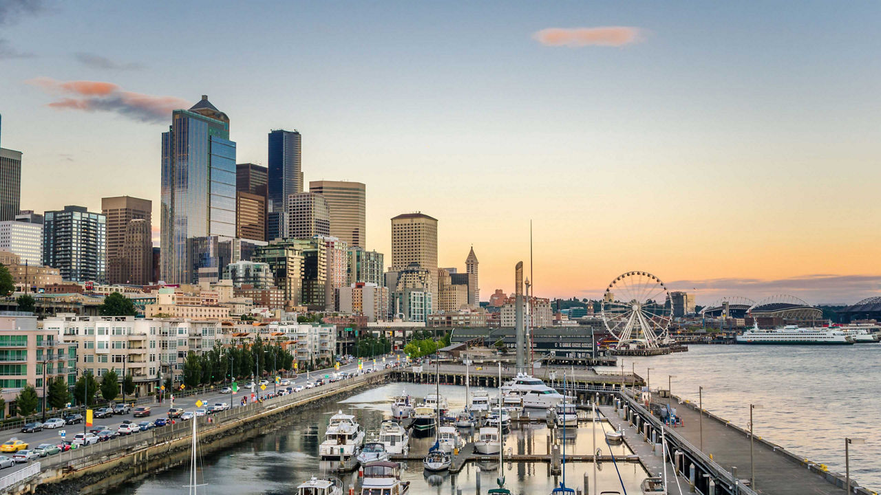 Skyline de la ciudad y vista del puerto de Seattle, Washington