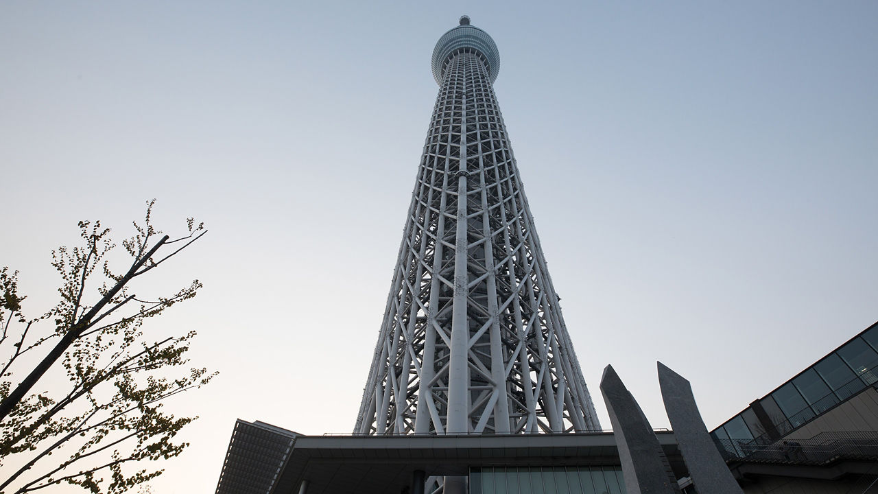 Une vue en contre-plongée de la Tokyo Skytree, au Japon