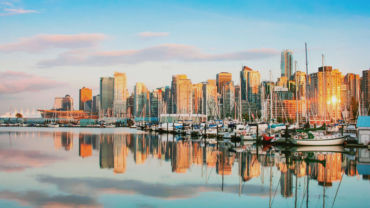 La silhouette de Vancouver au coucher du soleil, vue depuis le parc Stanley