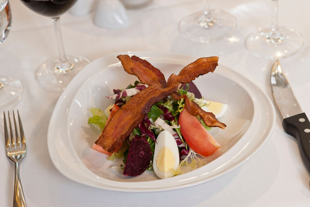 Oasis Class, Oasis of the Seas, Chops, Chops grill, restaurant, steakhouse,Food and Beverage and Drinks,  Dining, Elegant, salad, bacon, egg, tomatoes, 2011 Brand Campaign details