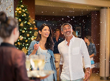 christmas onboard couple 2560x1440