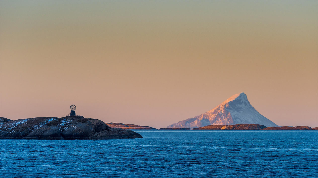 arctic circle near norway 2560x1440