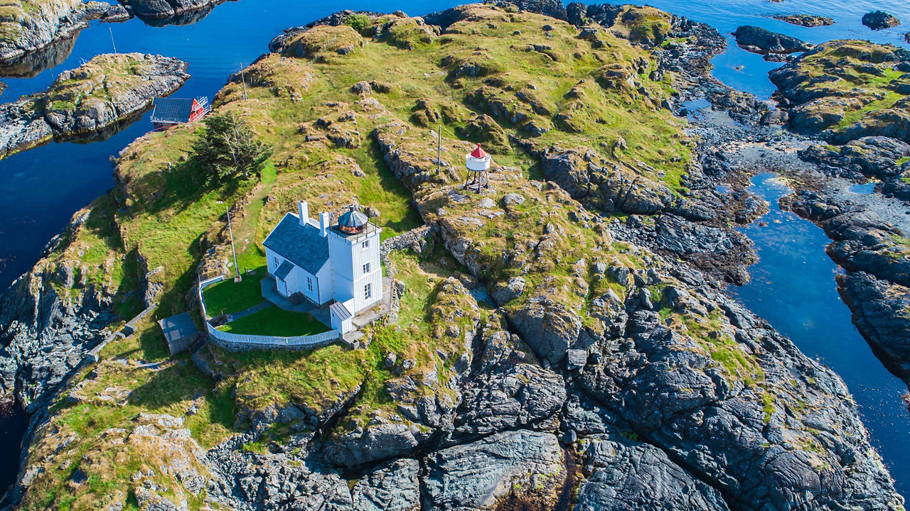 lighthouse near haugesund norway 2560x1440