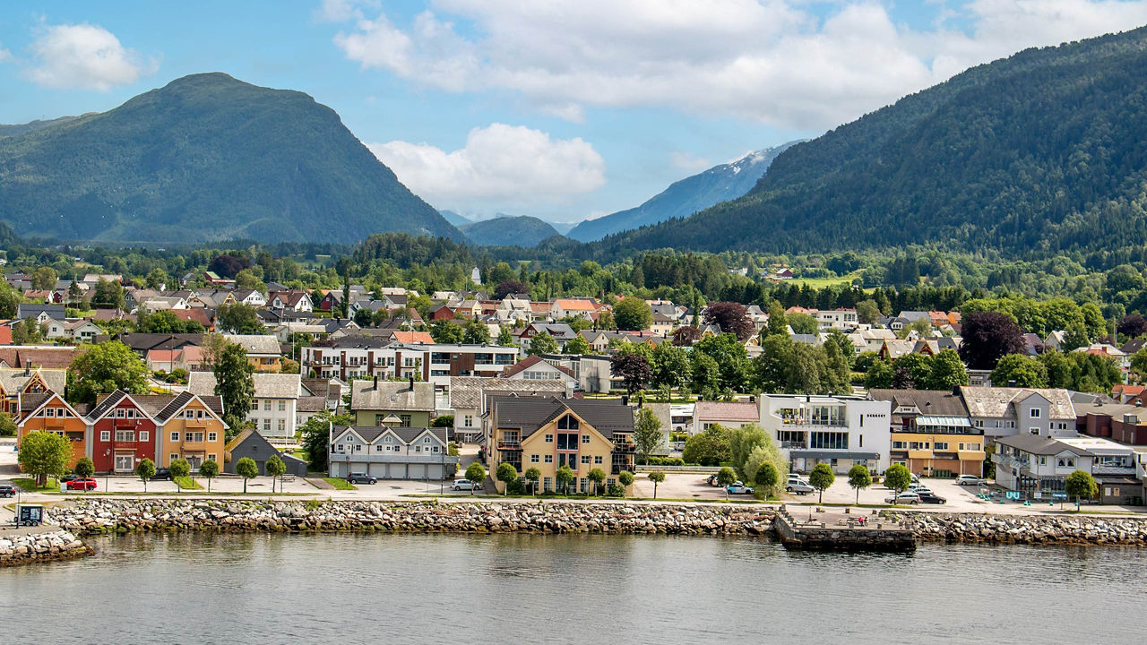 nordfjordeid town 2560x1440