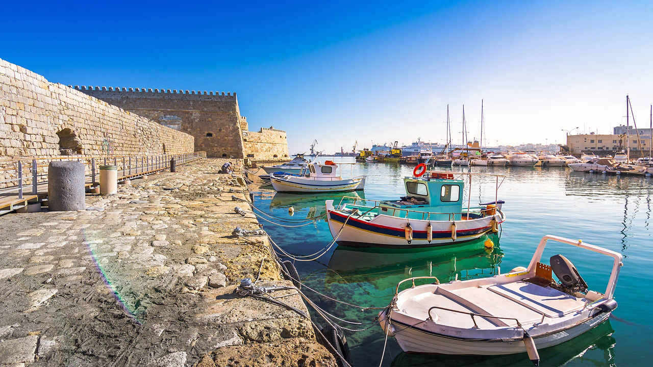 heraklion port with boats and fortress 2560x1440