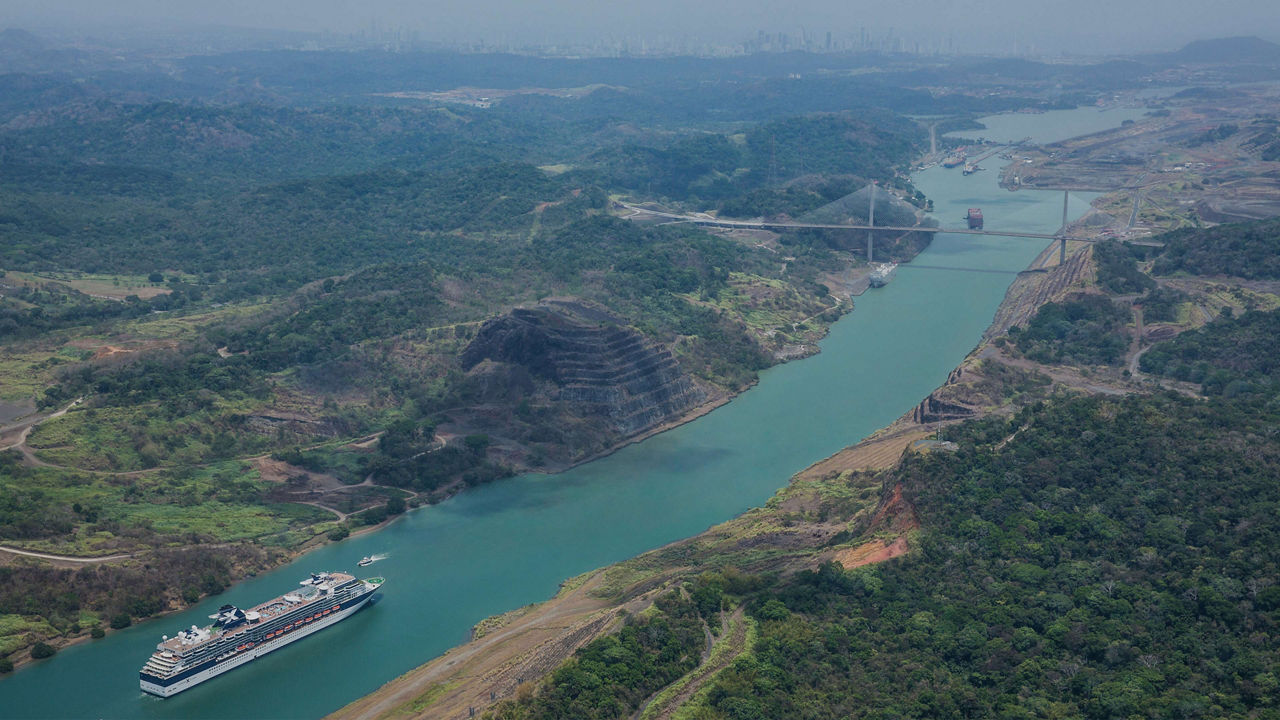 panama canal cruising 3840x2160