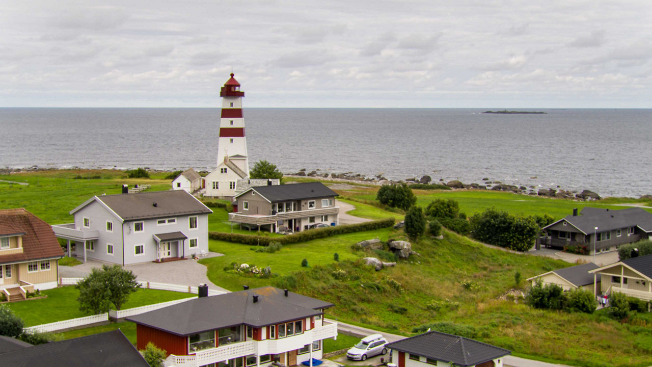 lighthouse near houses port image 3840x2160