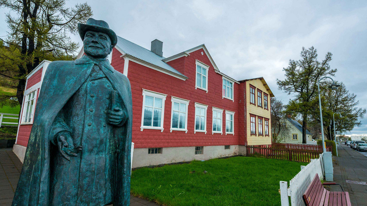 Akureyri statue by the houses 3840x2160