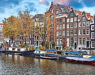 old building by canal 3840x2160