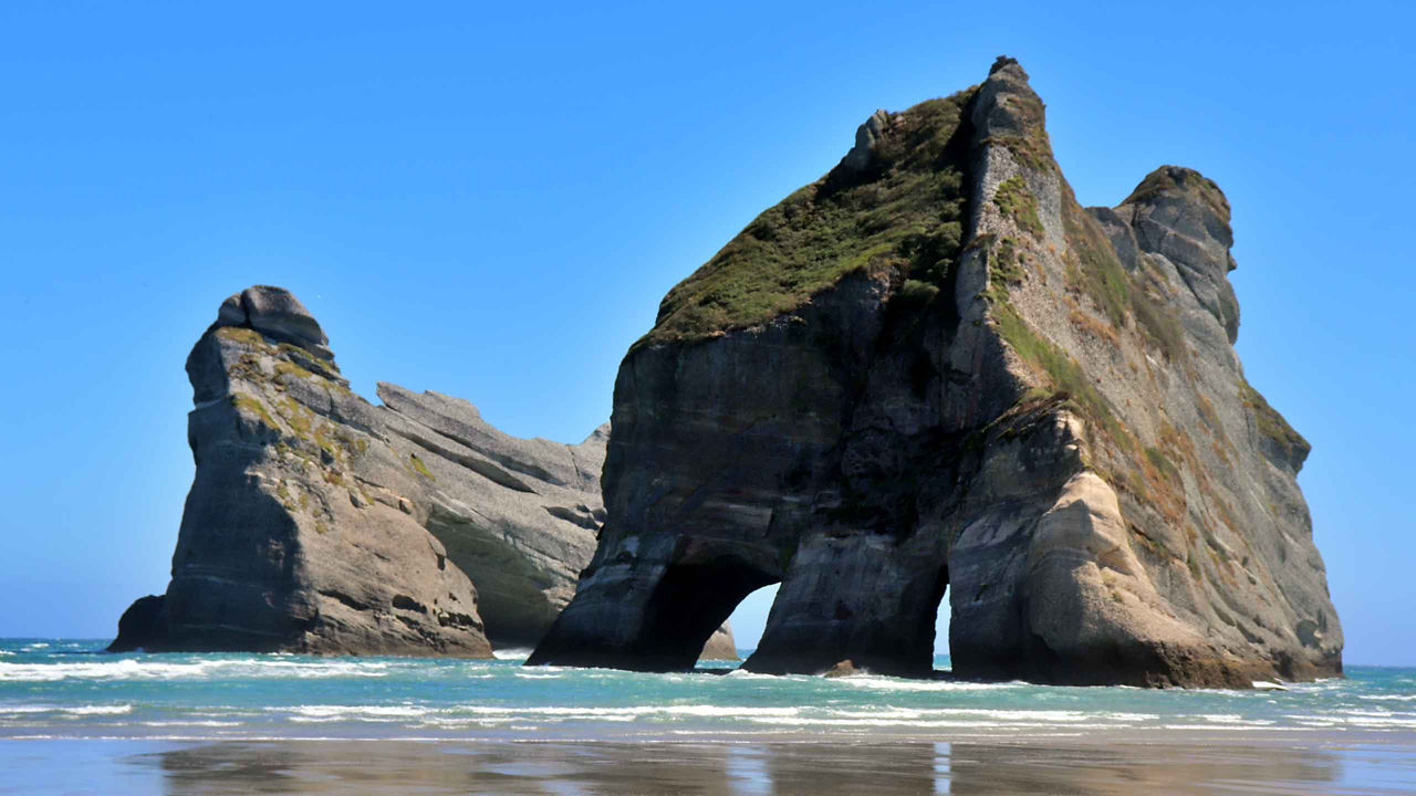 Rock formation Wharariki Beach 2560x1440