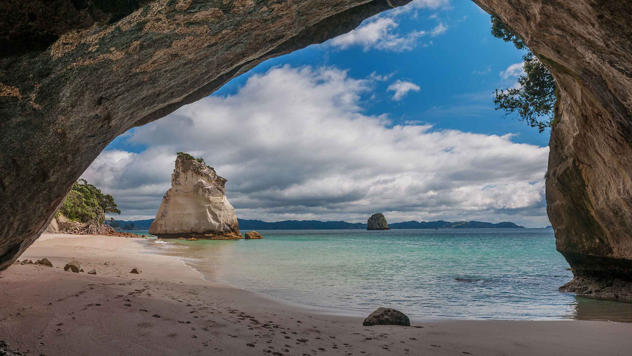 cave in bay of islands 2560x1440