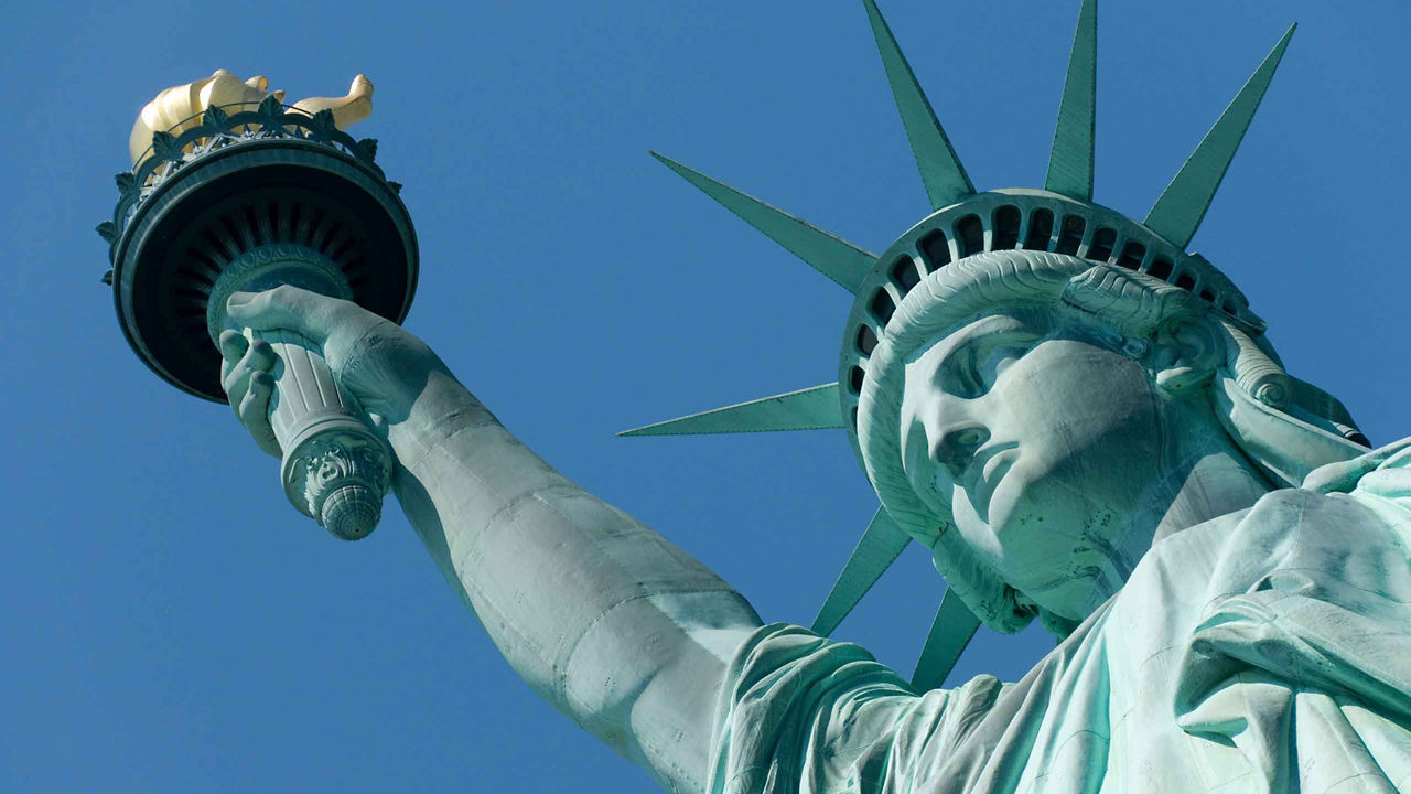 statue of libertyup close 2560x1440