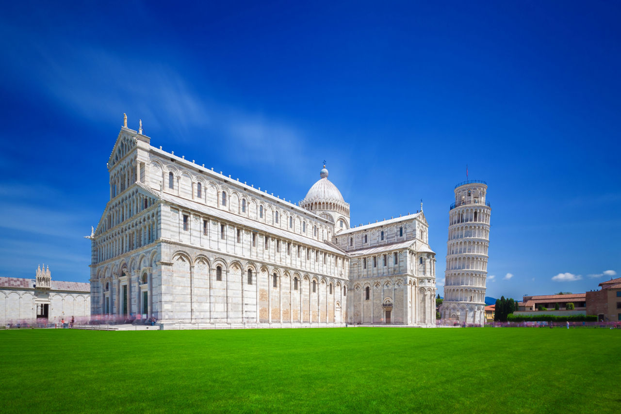 piazza-del-miracoli-in-pisa-with-leaning-tower-of-pisa-italy