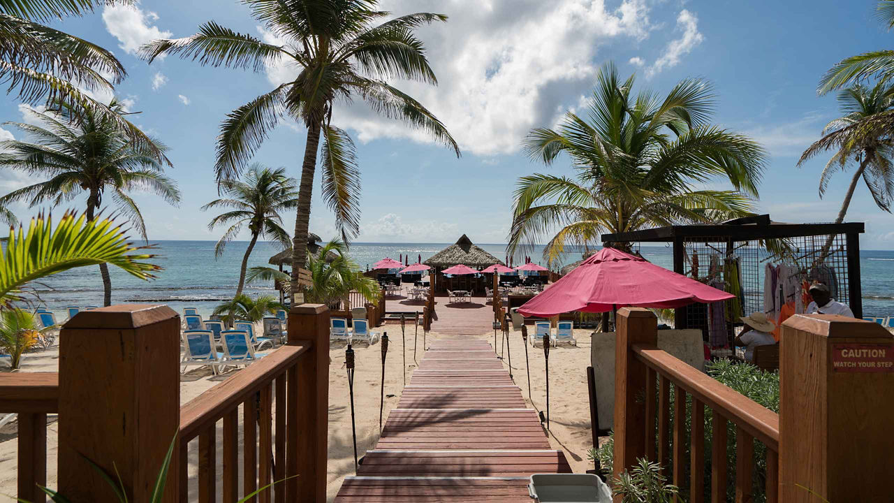 GrandCayman walkway resort 2560x1440