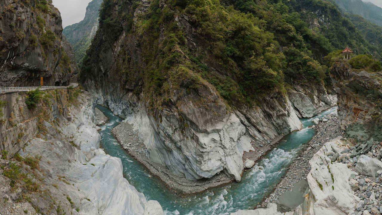 water stream between mountains 2560x1440