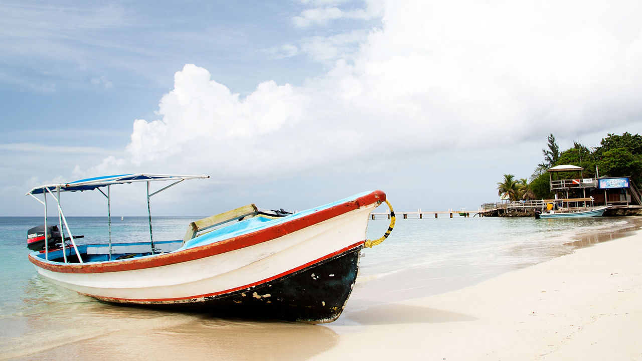 boat by white beach 3840x2160