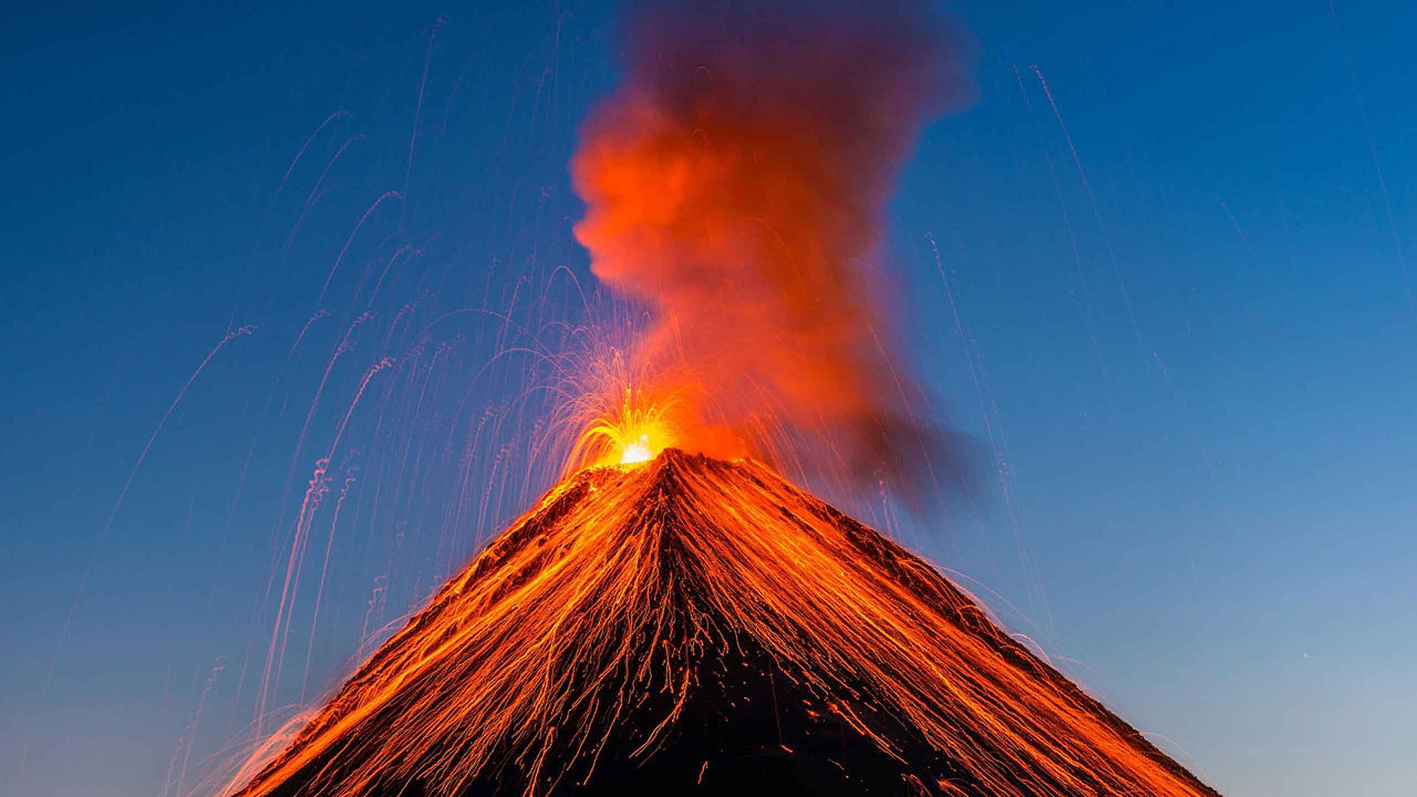volcanic eruption guatemala 2560x1440