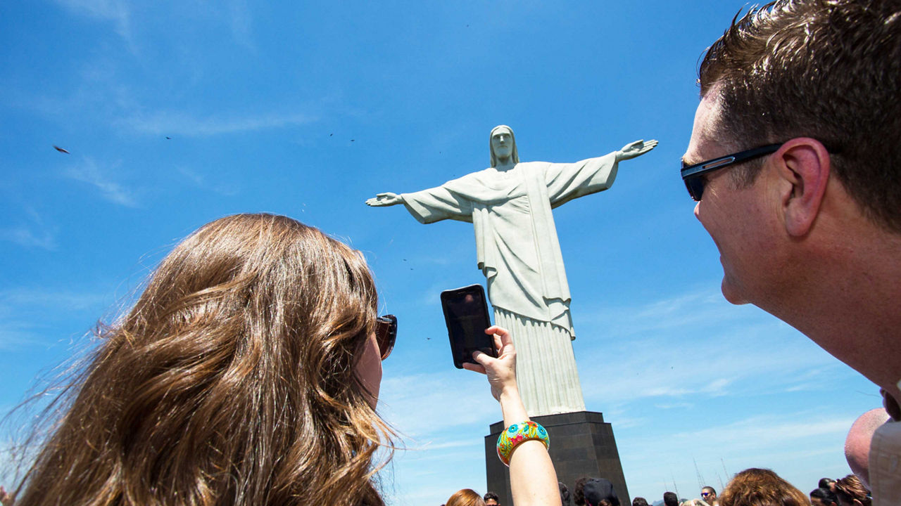 couples at christ the redeemer 3840x2160