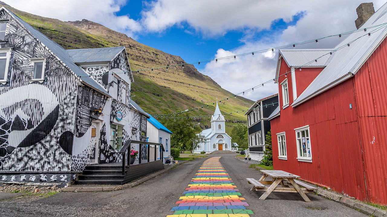 seydisfjordur iceland town 2560x1440