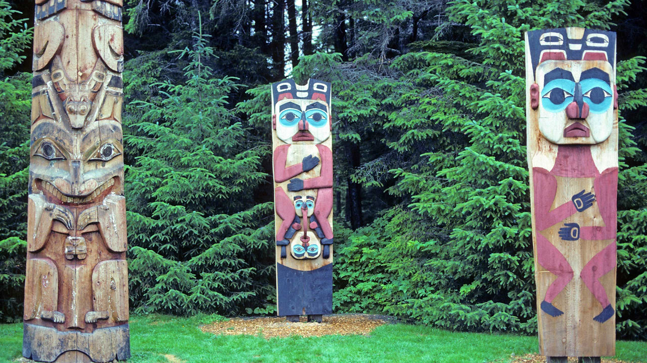 totem poles in sitka national historic park alaska 2560x1440