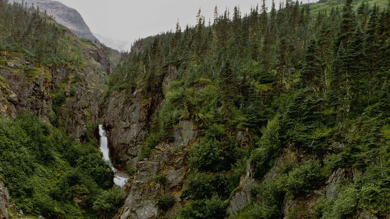 mountain falls skagway alaska 2560x1440