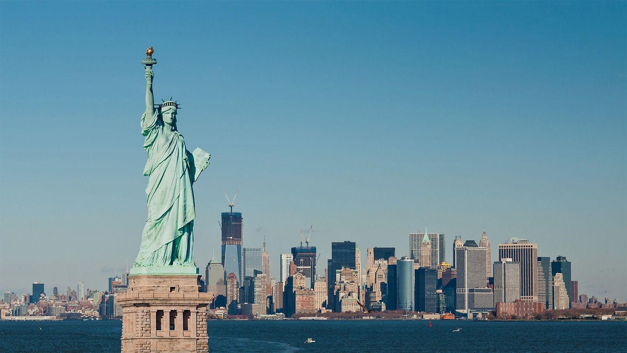 statue of liberty cityscape 2560x1440