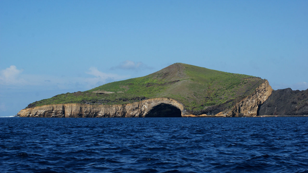 Galapagos Vicente Roca Point Isabela Island from water 2560x1440