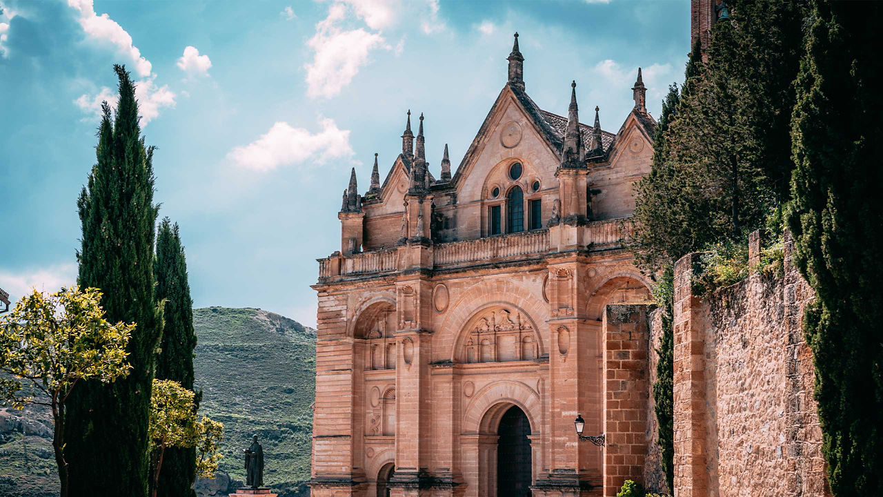 iglesia colegiata de santa maria vigo spain 2560x1440