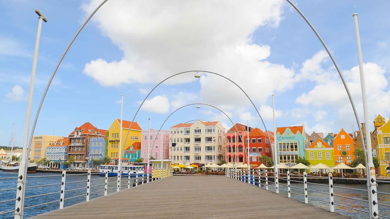 willemstad curacao by the beach 2560x1440
