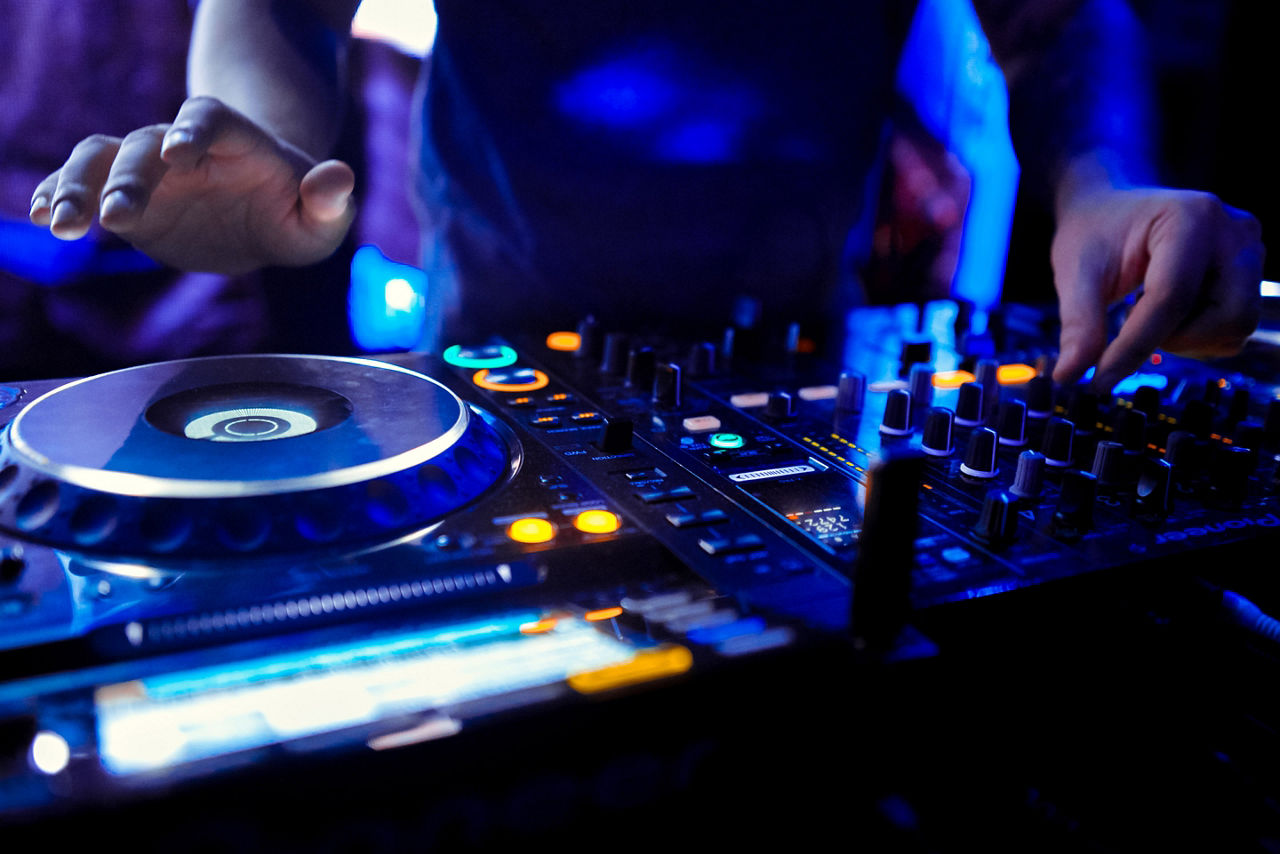 dj-nightlife-music-spin