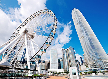 香港摩天輪與維港海濱景色，展現亞洲都會活力與迷人旅遊體驗。探索亞洲郵輪目的地。
