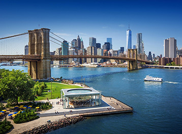Ponte do Brooklyn com o horizonte de Nova York ao fundo, um dos cenários mais icônicos dos Estados Unidos. Descubra Nova York.
