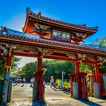 沖繩首里城紅色城門與傳統琉球建築，展現日本沖繩獨特歷史文化魅力。