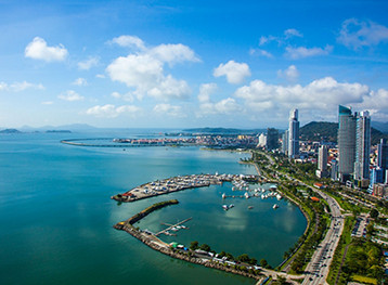 Vista aérea de la moderna ciudad de Panamá junto a la costa, punto de partida para cruceros desde Latinoamérica. Descubre cruceros desde Latinoamérica.