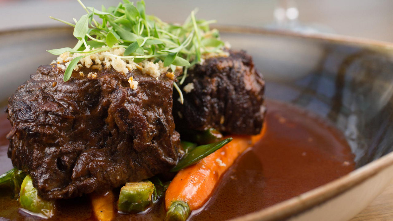 Braised short ribs with vegetables 