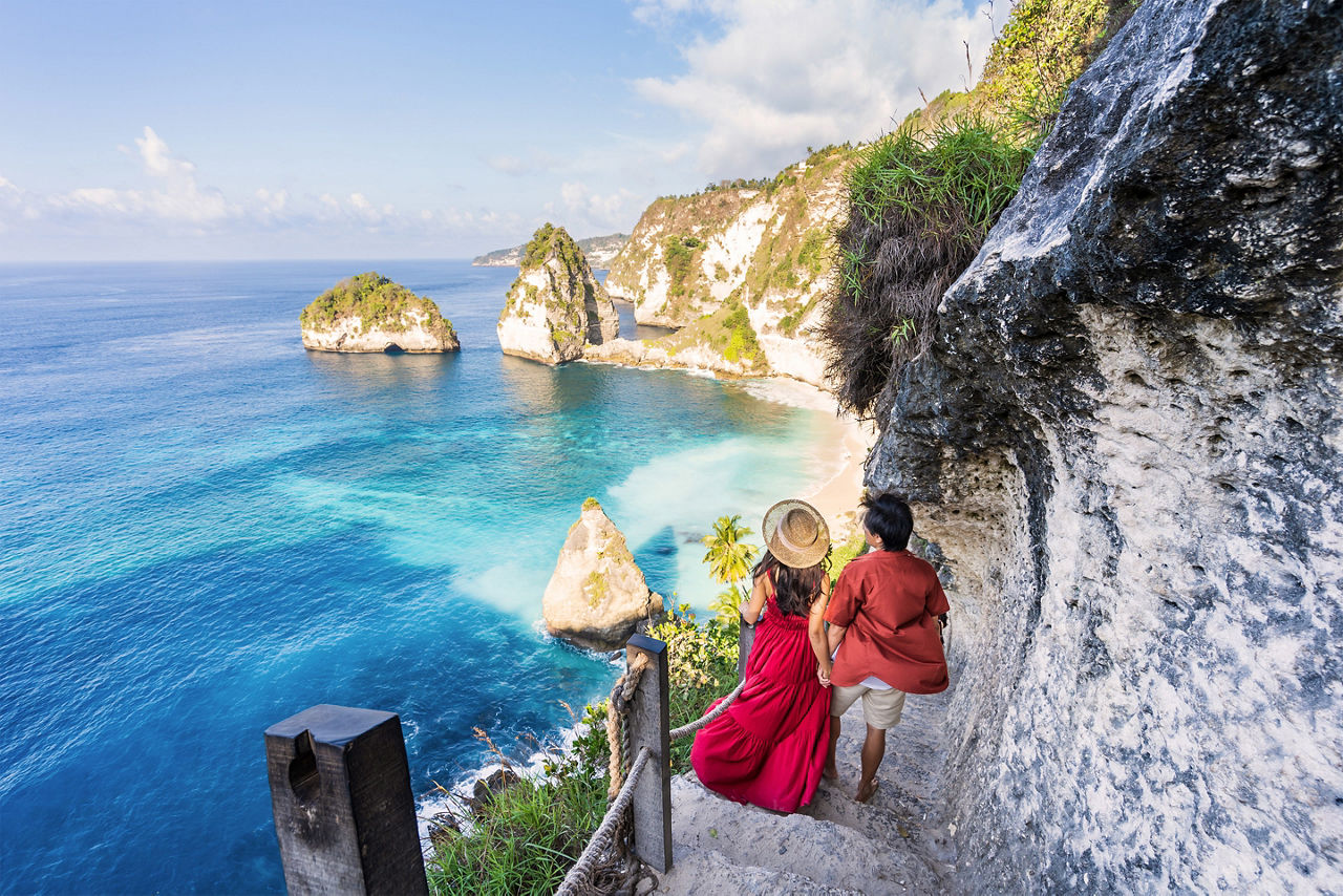 couple at diamond beach in nusa penida island