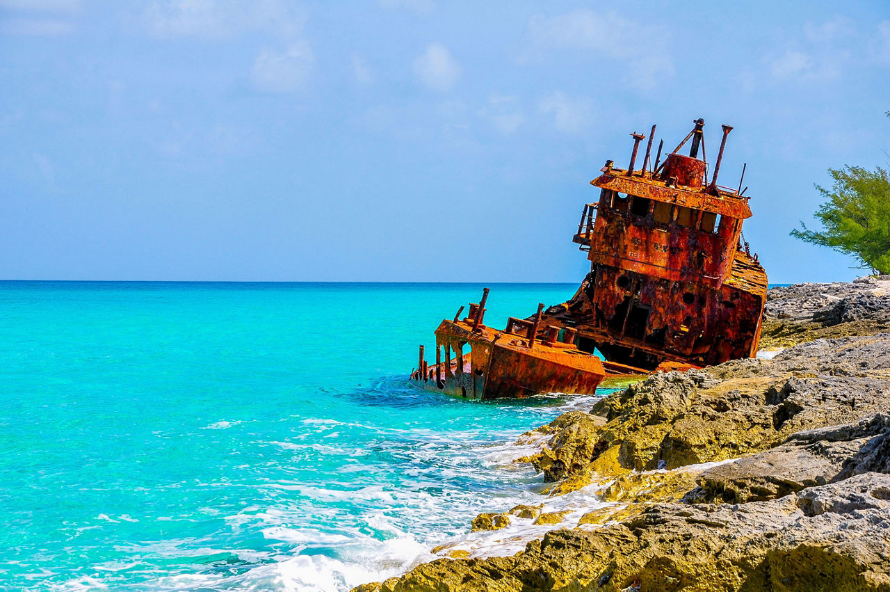Sunken Ship Coast, Bimini, Bahamas 