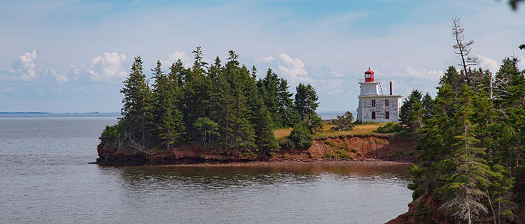 A red and white lighthouse on the coast of Prince Edward Island 