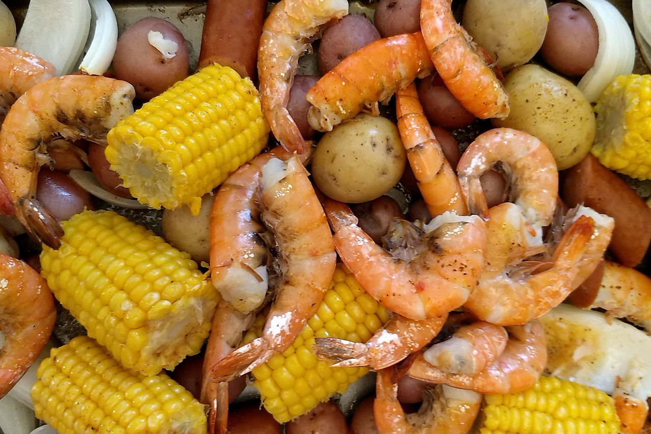 Country slow boil shrimp, corn and potatoes