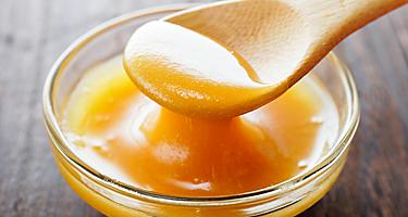 Manuka honey in a bowl with a wooden spoon