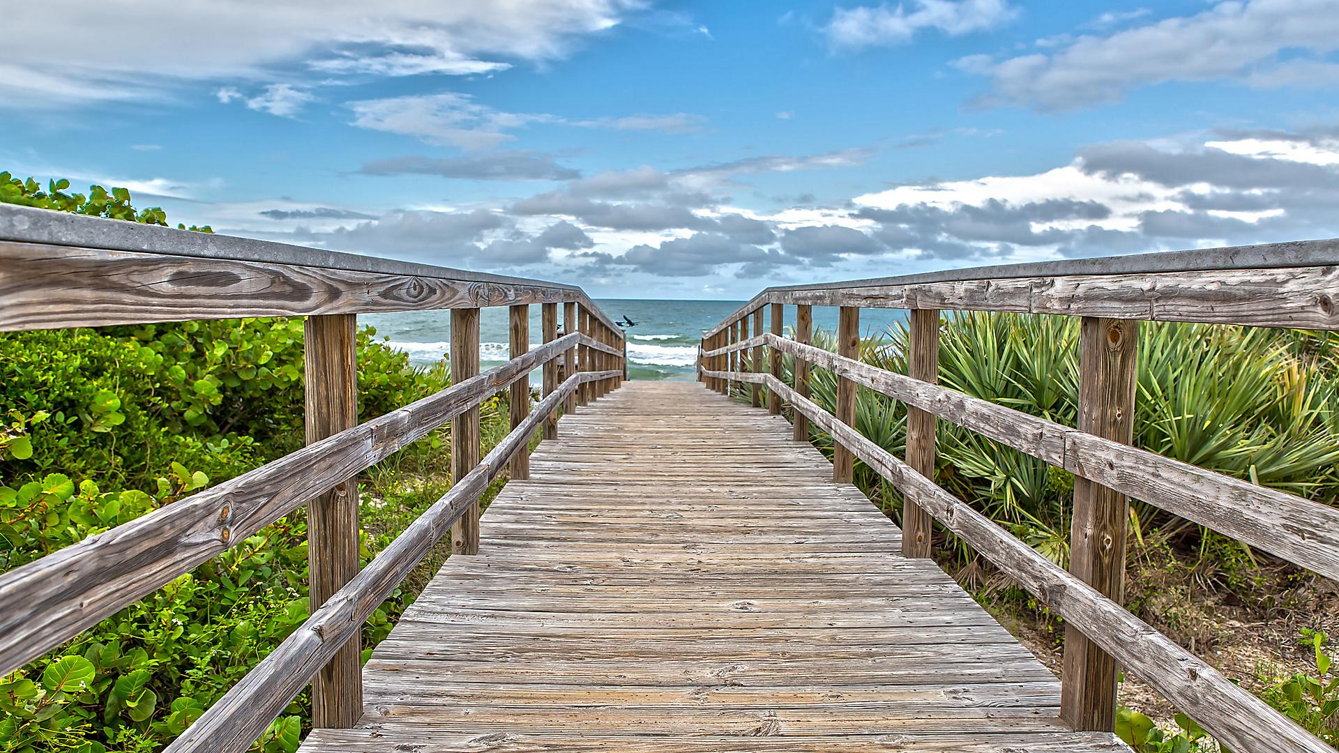 Pasarela de madera a la playa, Orlando, Florida