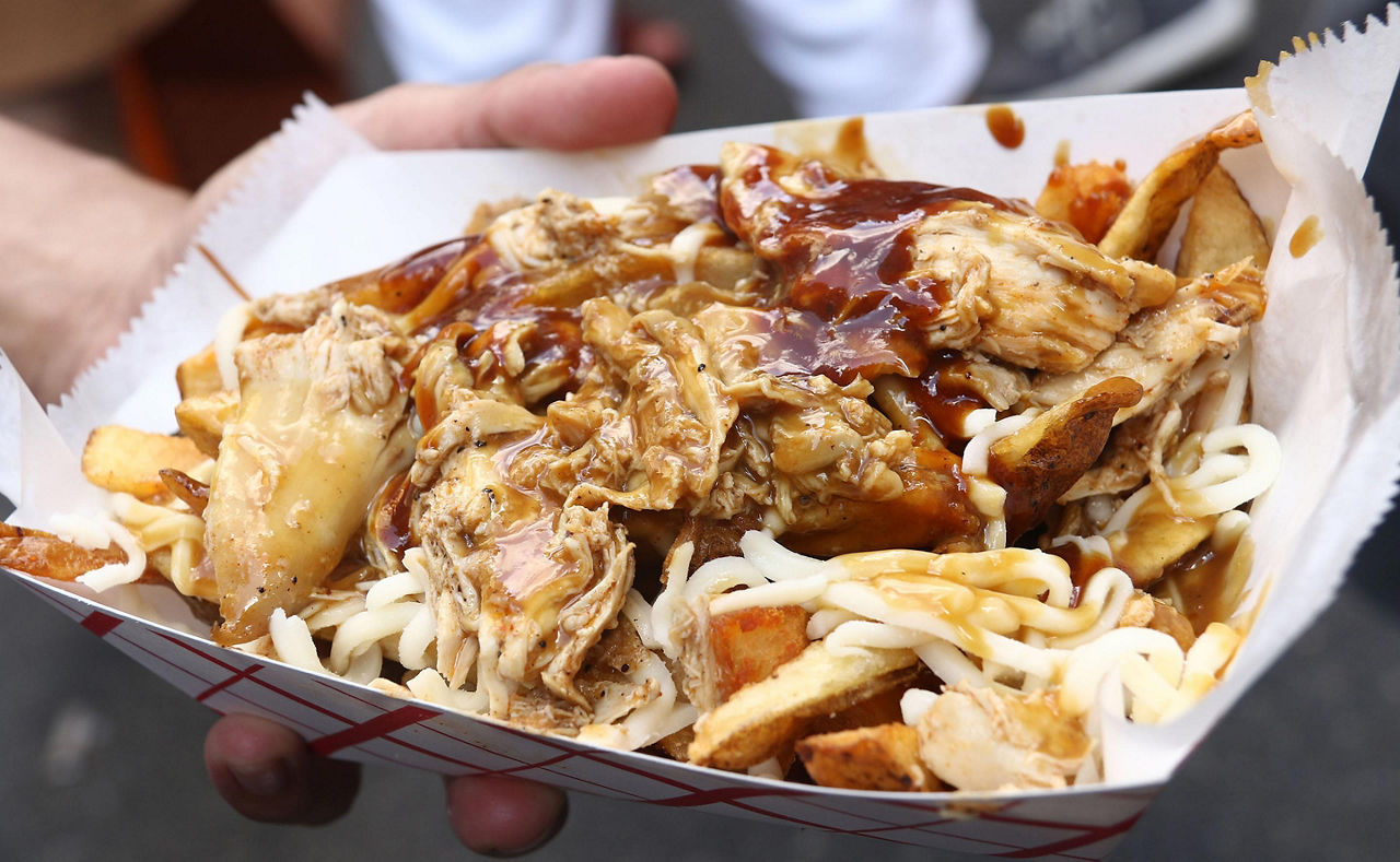 A plate of poutine with chicken